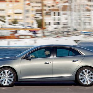 Der Chevrolet Malibu setzt vor allem auf Länge: Mit etwas über 4,86 Metern kommt der Ami recht ausladend daher. Schön für die Anmutung, denn so entsteht das Gefühl, eine satte Limousine zu fahren.
