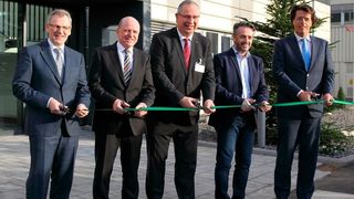 Eröffnung der Lineartechnik-Zentrale (v. r.): Klaus Rosenfeld Vorstandsvorsitzender Schaeffler), Salvatore Vicari (Betriebsratsvorsitzender Standort Homburg), Rüdiger Schneidewind (Oberbürgermeister Homburg), Ralf Moseberg (Leiter Geschäftsbereich Industrial Automation/Lineartechnik) und Dietmar Heinrich (CEO Europa). (Schaeffler)