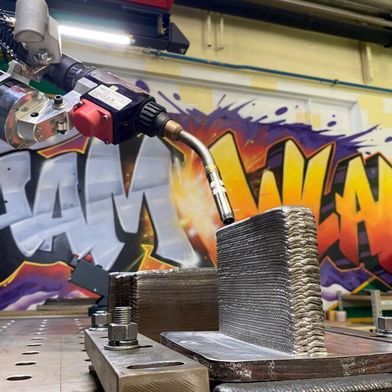 Die Swiss Steel Group verweist auf einer Innovation in Sachen Drahtprodukte für die additive Fertigung per Lichtbogenschweißen. Gemeint ist der Draht Ugiwam, der von der französischen Tochter Ugitech je nach Bedarf des Anwenders angepasst werden kann. (Bild: Swiss Steel Group)