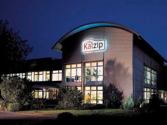 Der Dachsystemspezialist Kalzip gehörte in den letzten rund acht Jahren zu Mutares. Nun wurde das Unternehmen an Tremco CPG verkauft. Hier die Gründe dafür ...(Bild:  Kalzip)