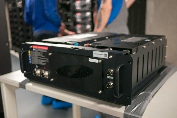 Bilder aus der Bauphase: Installation des ersten Akkutrays (WEMAG)