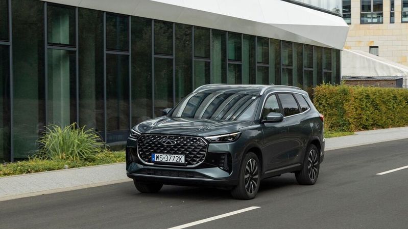 Er bietet spürbar mehr Platz, einen bequemeren Zugang zur dritten Reihe, Allradantrieb, drei Elektromotoren und eine 34,5 kWh große Batterie, die sich mit bis zu 70 kW laden lässt.(Bild:  Chery)