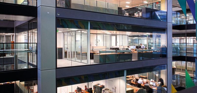 LED-Leuchten im Büro: In Kombination mit einer Sensor-Einheit überwachen die Leuchten die Luft und steuern das Licht. Das soll die Konzentration und auch die Motivation der Mitarbeiter steigern. LED-Leuchten im Büro: In Kombination mit einer Sensor-Einheit überwachen die Leuchten die Luft und steuern das Licht. Das soll die Konzentration und auch die Motivation der Mitarbeiter steigern.