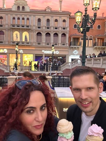 Besa Agaj (IT-BUSINESS) und Christian Wiechert (Wortmann) gönnen sich das teuerste Eis ever. Naja, Venedig ist halt ein teures Pflaster. (Bild: Vogel IT-Medien )