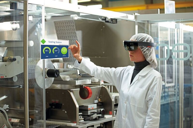 Faszinierende Interaktion zwischen Bediener und Blisterlinie. (Uhlmann Pac-Systeme GmbH & Co. KG)