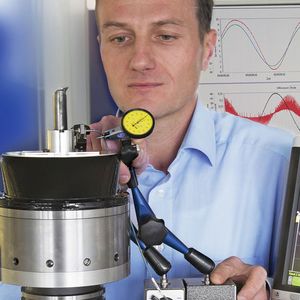 Bernd Essig, Leiter Entwicklung Mechatronische Systeme bei Mapal, beim Vermessen der Spezifikationen des Aussteuerwerkzeugs Tooltronic-CAT.