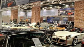 Wenn, dann werden oft nur sie gezeigt: hochpreisige Edeloldtimer wie hier auf der IAA 2019. (Dominsky/»kfz-betrieb«)