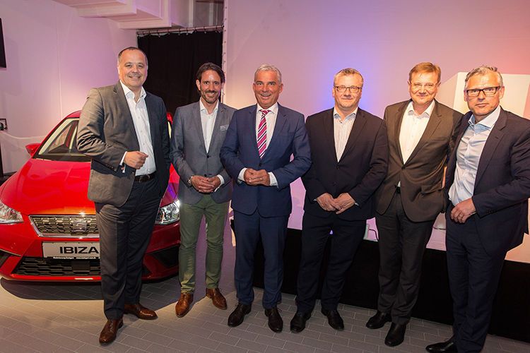 Unter den Feiernden am Eröffnungsabend für die Ehrengäste anwesend war Bernhard Bauer, Geschäftsführer Seat Deutschland (li.). (Seat)