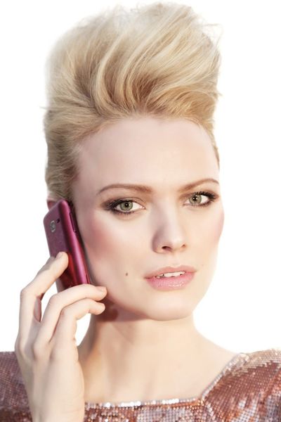 Das deutsche Topmodell Franziska Knuppe hat das Samsung Wave bereits am Ohr. (Archiv: Vogel Business Media)