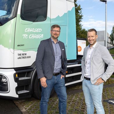 Dr. Daniel Kruse, Leiter Enervie Team Elektromobilität (l.), und Lars Siebert, Vertriebsteam Trucks Devision Jürgens-Gruppe (r.), vor einem E-Actros 600 an einer Schnellladesäule der Enervie-Tochtergesellschaft „Mark-E“. (Bild: Enervie Gruppe / Thomas Seuthe)