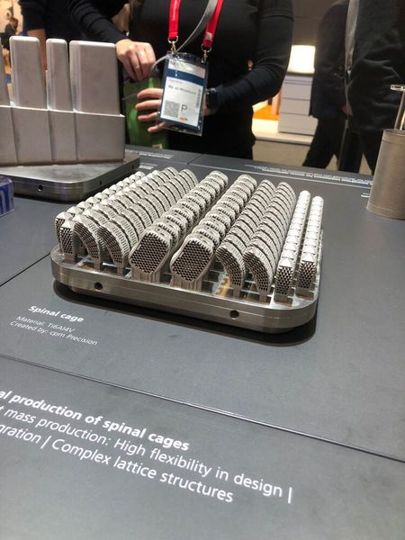 Mit der TruPrint 2000 produzierte Wirbelsäulenkäfige für medizinische Anwendungen am Spinal-Kanal. (Bild: VCG/Juliana Pfeiffer)