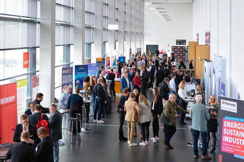 Am Gemeinschaftsstand Your Quantum Future in Halle 2, Stand B42 finden Sie unter anderem das FabLab Bottrop der Hochschule Ruhr West. Und dort erfahren Sie mehr über das Flaggschiffprojekt QuantumMiniLabs, das es sich zur Aufgabe macht, Experimentalumgebungen für Quantentechnologien anzubieten. Geplant ist die Verbreitung von Selbstlern-Bausätzen an 100 Lernorten in Deutschland in den kommenden drei Jahren. QuantumMiniLabs startet mit einem Basis-Kit, bestehend aus rund 20 Würfelelementen für Laser, Linsen, Elektronik-Komponenten etc., das in Zukunft mit zwei Erweiterungen mehr Möglichkeiten zum Experimentieren bietet – spannend! (Bild: Rainer Jensen)