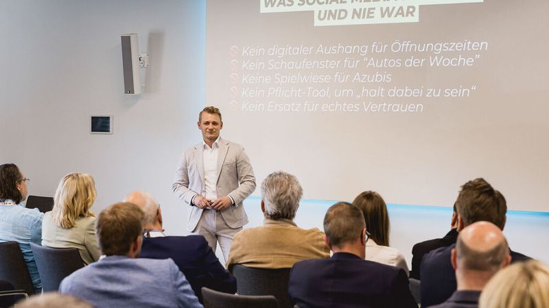 Auch praxisnahe Workshops fanden am ersten Tag der Automotive Business Days statt. Marketing- und Vertriebsexperte Paul Merthen verriet den Teilnehmern, wie ein Kfz-Betrieb zur Social-Media-Marke wird. (Stefan Bausewein)