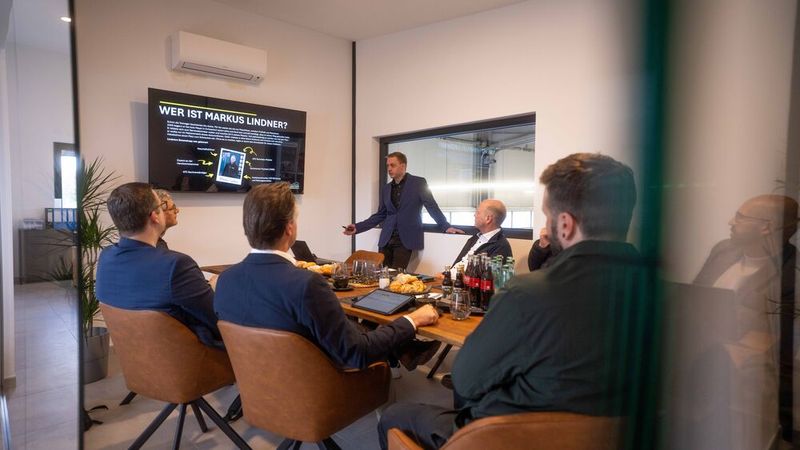 Markus Lindner hat seine freie Werkstatt in Veitshöchheim konsequent auf Geschäftskunden ausgerichtet – 60 Prozent des Umsatzes kommen von Flottenbetreibern wie dem Roten Kreuz oder der Bundeswehr. Der Schlüssel: verlässliche Abläufe statt Rabatte. Termine gibt es binnen fünf Werktagen, bei Notfällen erfolgt die Diagnose innerhalb von vier Stunden. Geschäftskunden erhalten feste Ansprechpartner und werden über eine eigene Business-Lane bevorzugt angenommen.  (Bild: Jonas Blank)