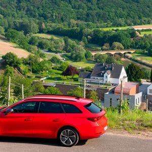 Die TGI genannte Erdgasvariante ist für die Limousine und den Kombi verfügbar.(Bild:  Seat)
