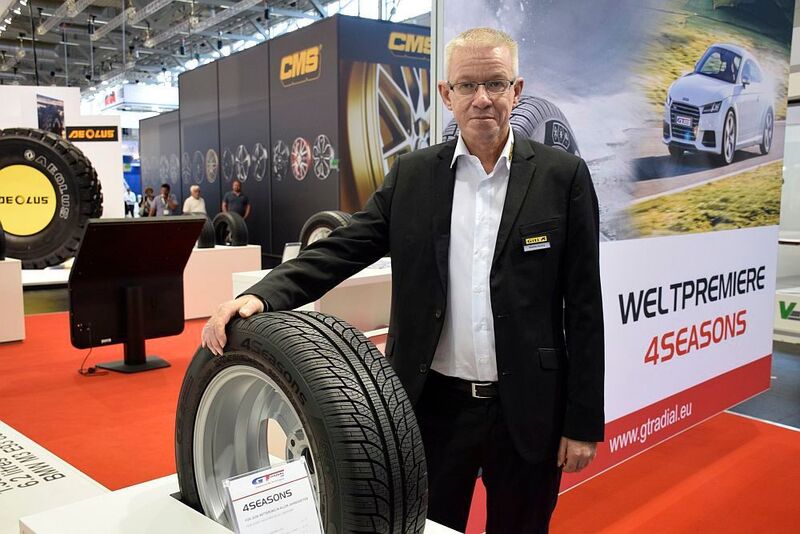 Giti Tire entwickelt seine Reifen mittlerweile in Deutschland. Entwicklungsleiter Matthias Hartwig zeigt hier den GT Radial 4 Seasons. (Jan Rosenow)