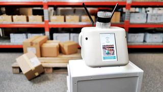 Künstliche Intelligenz für die Logistik to go! Das Fraunhofer-IML forscht an einer KI-basierten Objekterkennung, die sich etwa dafür nutzen lässt, verlorene Pakete per AGV wiederzufinden. Das Ganze nennt sich RAI – Remote AI (AI = Artificial Intelligence). (Bild: Fraunhofer-IML)