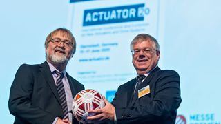 Zum Auftakt der Actuator 2018 reichte Dr. Hubert Borgmann (links) den Spielball weiter an Prof. Dr.-Ing. Helmut F. Schlaak, künftiger wissenschaftlicher Leiter der Kongressmesse. Sie findet ab 2020 in Regie des Verbandes VDE statt. (Messe Bremen)