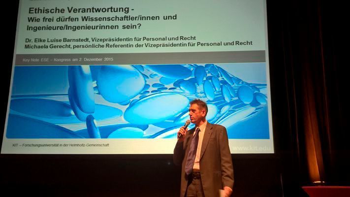 Bühne frei: EP-Publisher Johann Wiesböck kündigt die Keynote von Dr. Elke Luise Barnstedt an. (Elisabeth Wiesner)