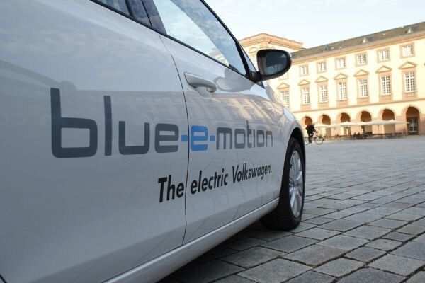 Bertha Benz Challenge 2012, 1. Tag: Ankunft der Teilnehmer am Mannheimer Schloss. Im Bild einer der beiden eGolfs des Blue-e-Motion-Teams. (Ulrich Steinlechner)