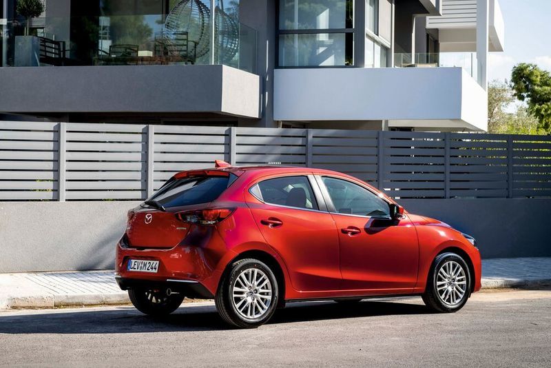 Bei den manuel geschalteten Varianten nutzt Mazda einMild-Hybridsystem, um den Verbrau zu optimieren: Laut WLTP liegt der Mazda 2 dann bei 5,3 l/100 km. (Mazda)