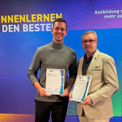 Jakob Däuwel erhielt die IHK-Bestenehrung für seinen Ausbildungsabschluss. Gleichzeitig wurde das Autohaus Göbel, vertreten durch Andreas Frosch (Verkäufer), als Top-Ausbildungsbetrieb geehrt. (Bild: Autohaus Göbel)