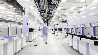 Global Foundries und die Deutsche Telekom kooperieren, um neben der physischen Produktion auch die Datenverarbeitung bei der Halbleiterherstellung in Europa sicherzustellen. Im Bild ein Blick ins Innere der Dresdner Fabrik von Global Foundries. (Bild: Global Foundries)