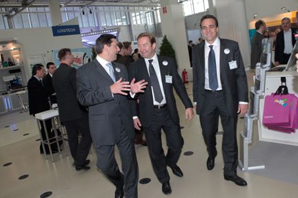 Das Ingram-Micro-Management auf Messerundgang (v.l.): Robert Beck, Gerhard Schulz und Marcus Adä. (Archiv: Vogel Business Media)