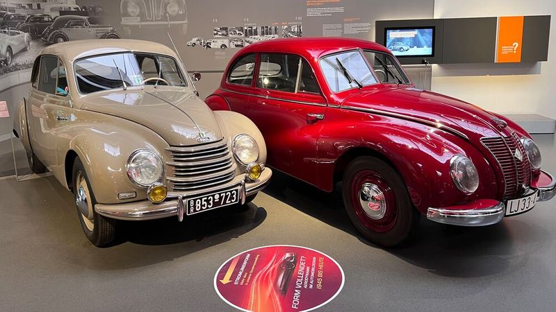 Fast Zwillinge – westlicher DKW F89 Meisterklasse und östlicher IFA F9, ausgestellt im August-Horch-Museum in Zwickau. Während der F89 am neu gegründeten Auto-Union-Standort in Ingolstadt entstand, wurde der F9 am alten Standort der Betriebe der Auto Union in Zwickau gefertigt. Er entstand ab 1950 und unterschied sich nur durch den Kühlergrill und den Motor vom Westmodell, das noch mit Zwei- statt Dreizylindermotor vom Band lief. (Bild: autodrom )