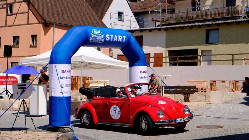 Andrea und Andreas Brachem bei der Ortsdurchfahrt  in Kipfenberg mit ihrem VW Käfer, Bj 1969.(Bild:  Holger Zietz - VCG)