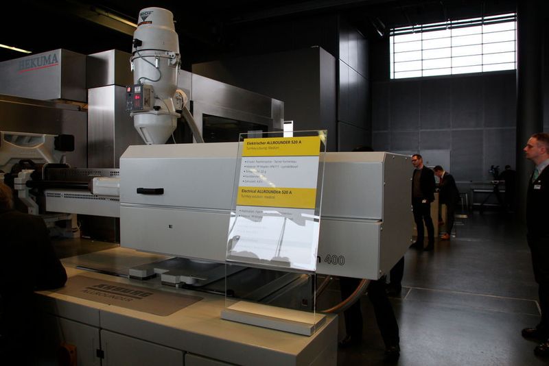 Hier wird der Medizinsektor präsentiert, mit Pipettenherstellung in Rekordzeit und unter Reinraumbedingungen. (Königsreuther)