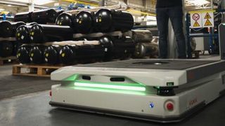 Die KMP 1500P wird im Krone-Werk in Werlte eingesetzt, um den Staplerverkehr zu minimieren.  (Bild: Kuka)