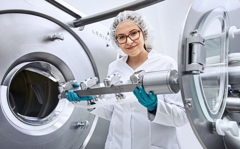 Damit die Qualität des Tablettencoatings stimmt, werden Lacke, Düsen und Coater ständig weiterentwickelt. (Lödige, Icons: FRoehm)