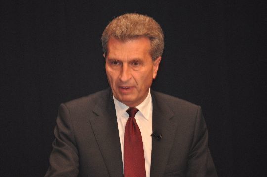 Für Günther H. Oettinger, Mitglied der Europäischen Kommission für Energie, ist der Actros ein Beweis dafür, dass sich moderne Logistik und der Güterverkehr sehr wohl mit dem Umweltschutz vereinbaren lassen. (Archiv: Vogel Business Media)