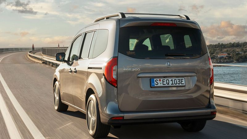 Also Startknopf gedrückt und den Automatikhebel auf D gestellt. Wie für Stromer üblich schiebt der EQT kräftig an. (Bild: ©Mercedes-Benz AG)