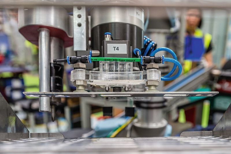 Ein Roboterarm von Universal Robots (UR) übernimmt in der Montage bei Assa Abloy NZ das Verschrauben von Abdeckungen. (Universal Robots)