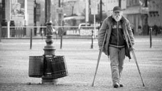 Deutschlands Wirtschaft kommt derzeit nicht vom Fleck. Die Gründe dafür sind vielschichtig – und hauptsächlich in versäumten politischen Weichenstellungen in den letzten 30 Jahren zu verorten. Beispiele: Bildungsmisere (Lehrermangel), teure Energie (lange unterdrückter Ausbau alternativer Energieerzeugung), Fachkräftemangel (unzureichendes Fachkräfteeinwanderungsgesetz), schleichende Digitalisierung, ausufernde Bürokratie, marode, kaputtgesparte Infrastrukturen.  (Bild: frei lizenziert)