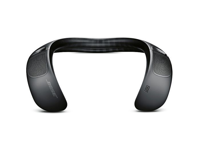 Red Dot Produktdesign 2018: Lautsprecher SoundWear Companion von Bose, USA: Mit dem Nackenlautsprecher SoundWear Companion lässt sich Musik mit einem naturgetreuen, kraftvollen Klang genießen und gleichzeitig die Umgebung vollständig wahrnehmen. Der Lautsprecher macht den Benutzer unabhängig von seinen Geräten und stellt gleichzeitig eine größere Nähe zur Umgebung her. Den Klang strahlt der Lautsprecher so ab, dass er für den Hörer zwar deutlich ist, von den Mitmenschen aber kaum wahrgenommen wird. Die glatte, anatomische Formgebung verspricht überdies einen verbesserten Tragekomfort. Begründung der Jury: SoundWear Companion ist ästhetisch ansprechend gestaltet und vereint in vorbildlicher Weise die Eigenschaften eines Lautsprechers und Kopfhörers.  (Bild: Red Dot/Bose)