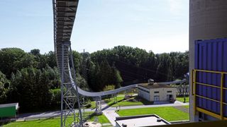 Mit dem U-Förderer lassen sich engere Kurvenradien als mit einem Muldengurtförderer und höhere Massenströme als mit einem Rohrgurtförderer umsetzen. (Bild: Beumer)