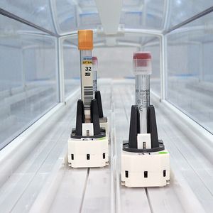 Das Probenfördersystem transportiert Proben mittels Cars einzeln auf Führungsrillen zu den jeweiligen Zielen und vermindert das Ausfallrisiko.