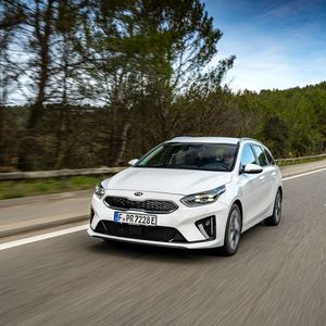 Sein 8,9-Kilowattstunden-Akku hält genug Strom für bis zu 60 rein elektrische Kilometer bereit.(Bild:  Kia)