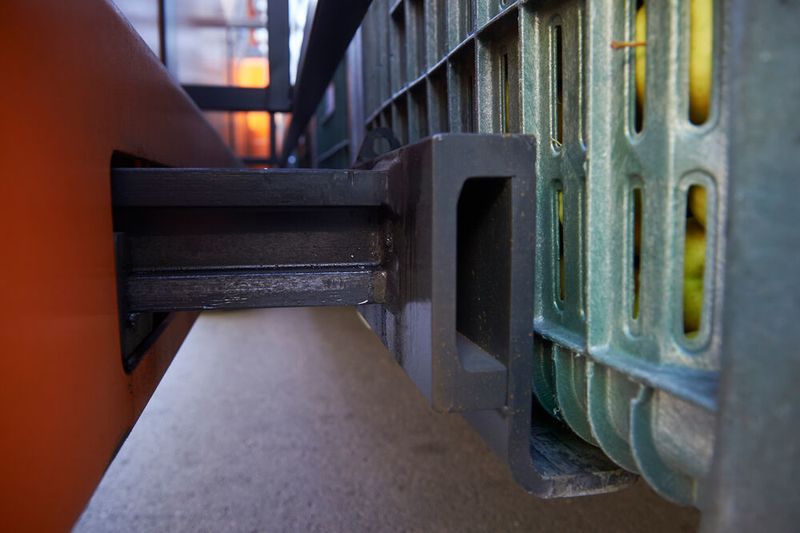 Die Aufnahme der Last erfolgt über ein synchrones Anheben des Chassis mit Hubschiene, wobei jeder Kistenstapel von einem Gabelpaar in den Radarmen gegriffen und angehoben wird. (Gregor Khuen Belasi)