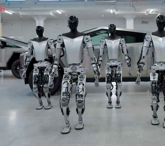 Tesla-Chef Elon Musk hat den ersten Akt zu einem viele Milliarden Dollar schweren Aktienpaket erfolgreich hinter sich gebracht. Die Aktionäre wurden unter anderem von seiner Idee überzeugt, den Tesla-Roboter Optimus als Helfer in der Fabrik einzusetzen ...(Bild:  Tesla)