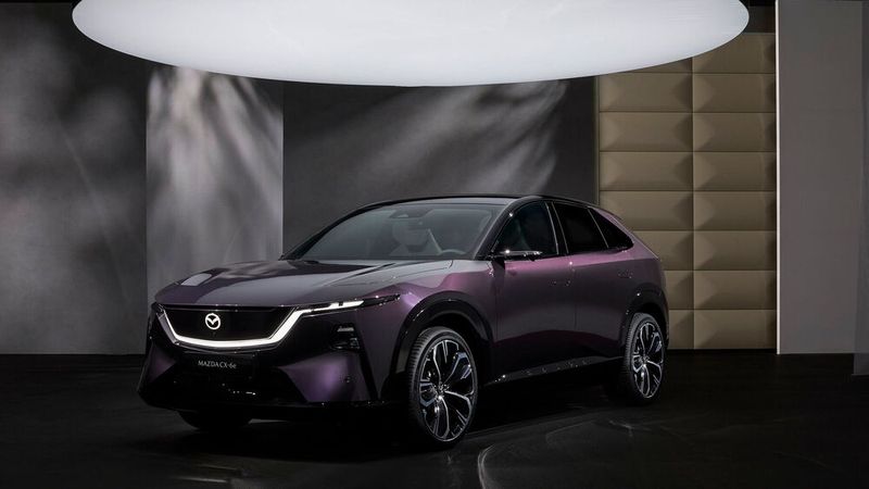 Der Crossover ist knapp 4.9 Meter lang, gut 1,6 Meter hoch und gut 1,9 Meter breit.  (Bild: Mazda)