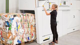 Befüllt werden kann die horizontale Ballenpresse HSM HL 7009 komfortabel mithilfe ihrer hydraulischen Hub-Kipp-Vorrichtung. (HSM)