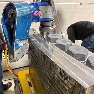 Die Torsionsrückhalteklinke am Hydraulikschrauber hält während des Verschraubens die im Bolzen eingebrachte Torsion aufrecht.(Bild:  Hytorc)