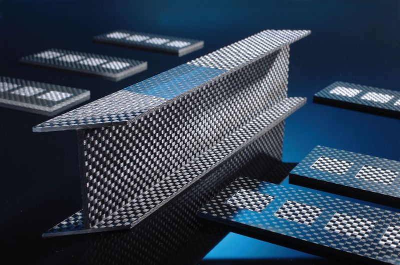 Das Bild zeigt mittels Laser entschichtete Bauteile aus CFK. (Fraunhofer ILT, Aachen)