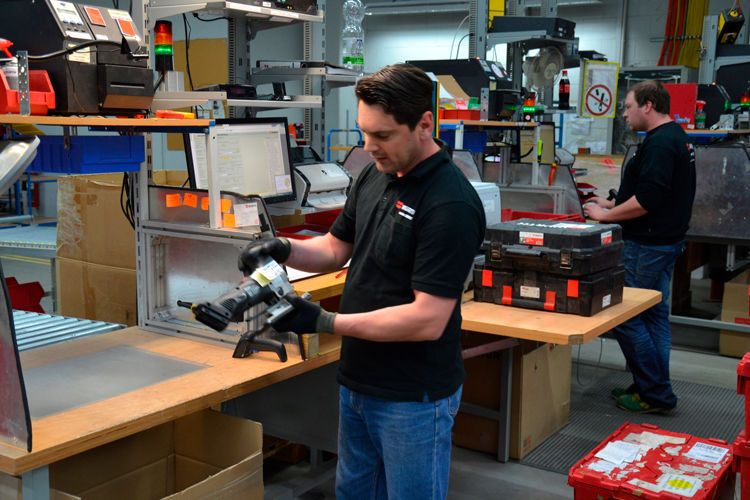 1996 startete der Reparaturservice mit 40 Wareneingängen. Heute gehen täglich über 500 Aufträge ein. (Foto: Michel / »kfz-betrieb«)