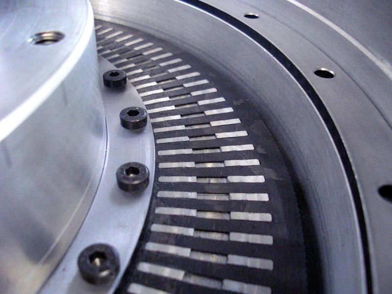 Für den Rotor werden bisher im Motorbau unübliche Sinterwerkstoffe und CFK gewählt, die die einfache und kostengünstigeProduktion der komplexen Teile ermöglichen. (Bild: Leantec)