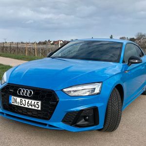 Die Lackierung in leuchtendem „Turboblau“ kostet 900 Euro Aufpreis.(Bild:  Rosenow/»kfz-betrieb«)